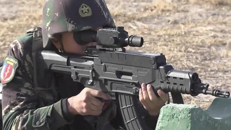 堪称中国最强单兵武器:智能榴弹可在敌人头顶爆炸,无处可逃